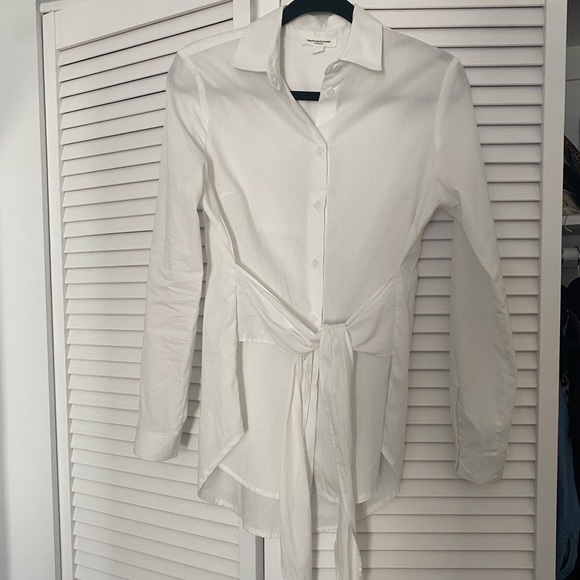 Elegant button down with tie - Picture 3 of 3